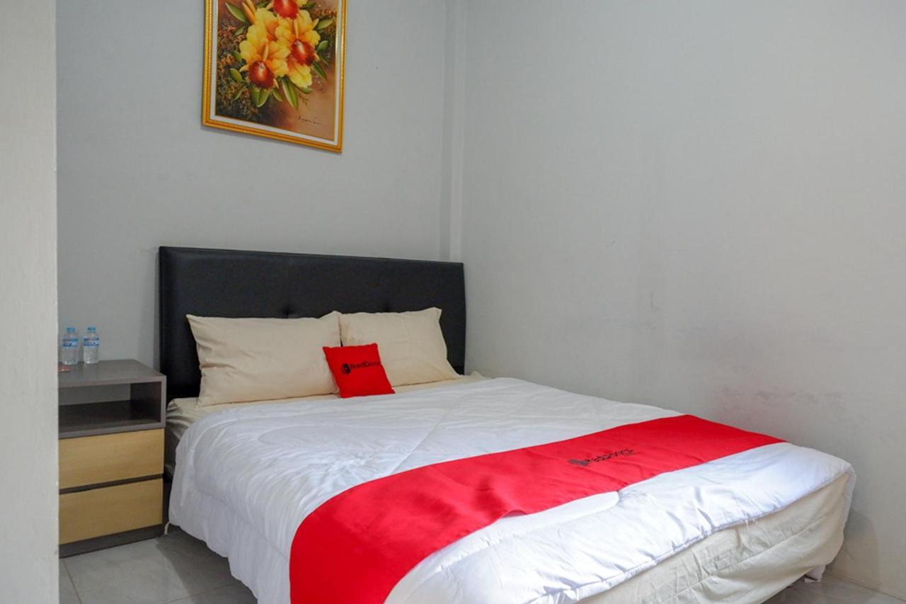 Hotel Reddoorz Near Jalan Adi Sucipto Solo Exterior foto