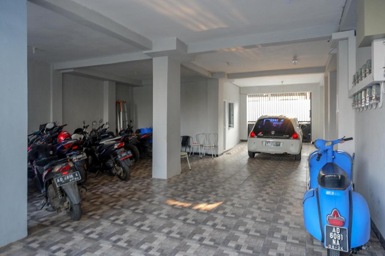 Hotel Reddoorz Near Jalan Adi Sucipto Solo Exterior foto