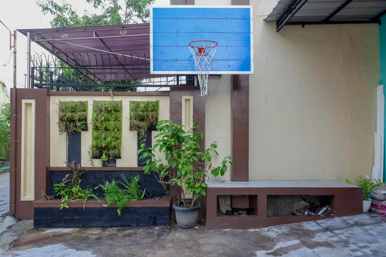 Hotel Reddoorz Near Jalan Adi Sucipto Solo Exterior foto