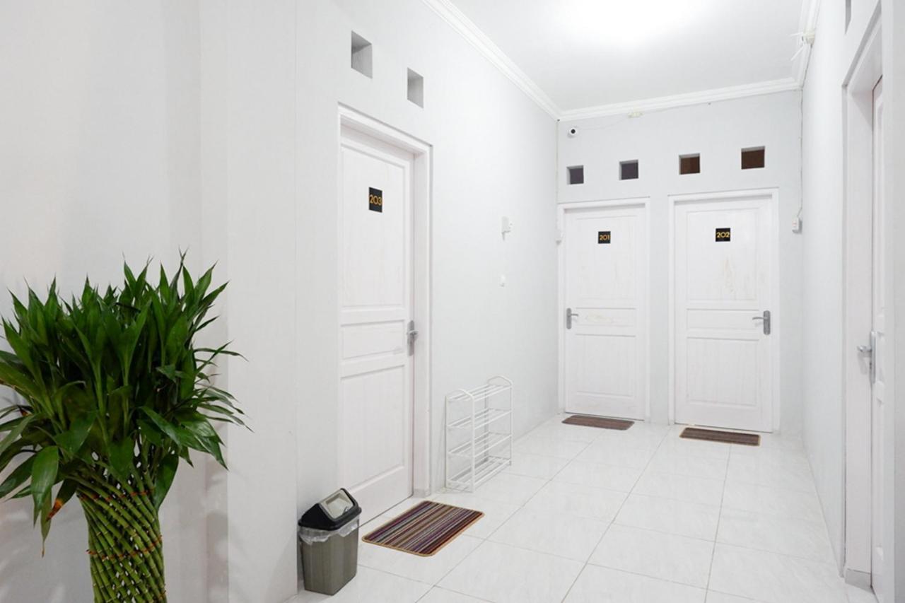 Hotel Reddoorz Near Jalan Adi Sucipto Solo Exterior foto